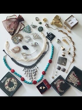 A Lot Of Mix Jewelry Signed And Unsigned....50% Off Sale Firm🎈